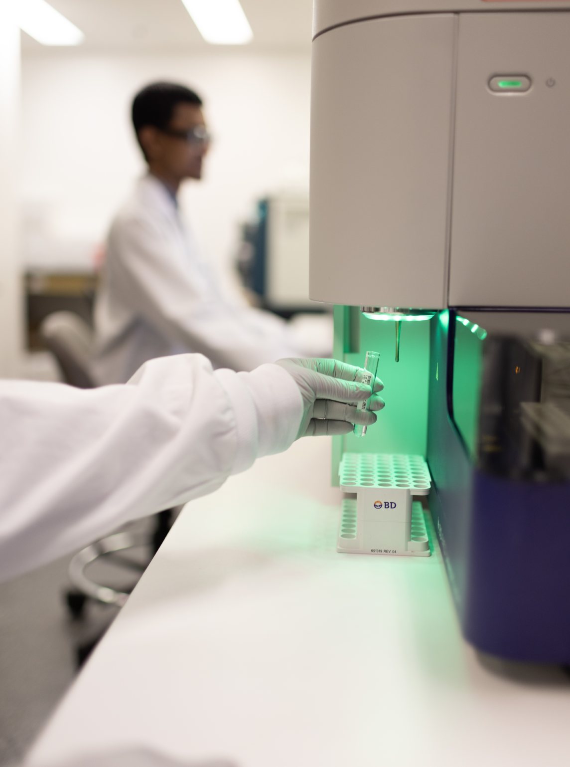 CellCarta scientist at flow cytometry instrument profiling immune cell subsets