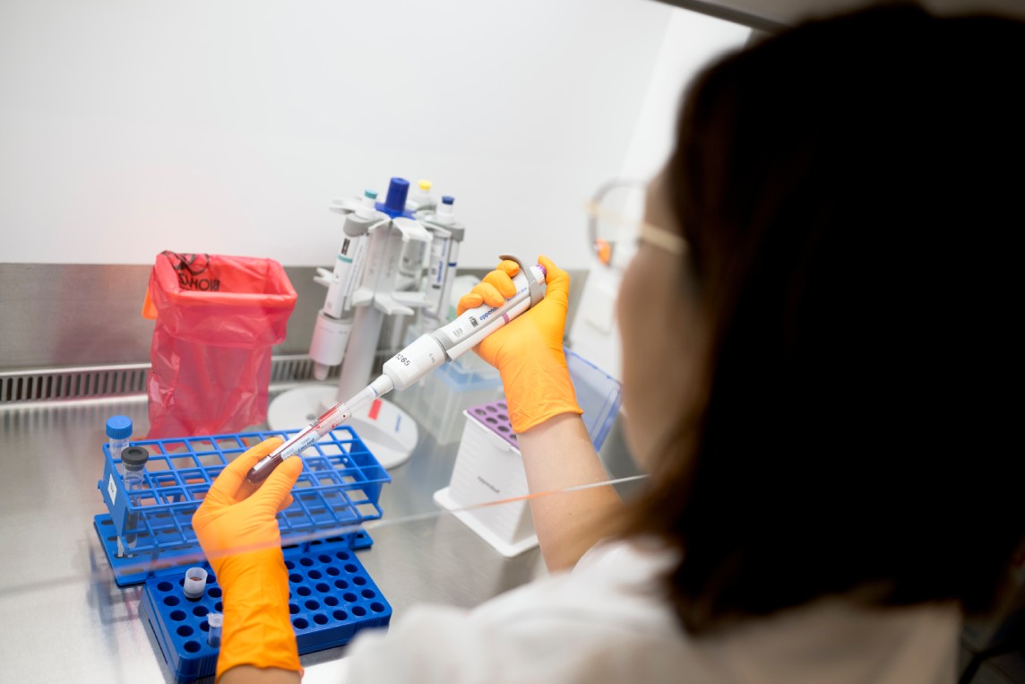 Scientist processing clinical samples for CyTOF mass cytometry analysis
