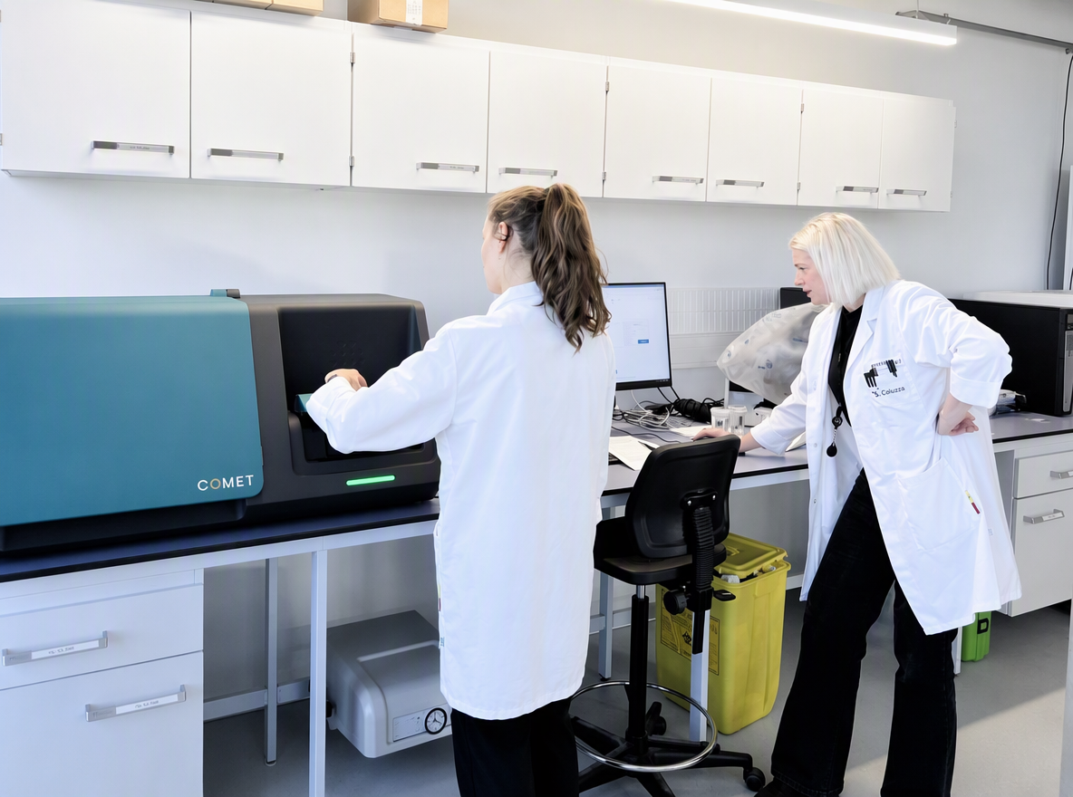Two scientists operating the Lunaphore COMET for spatial biology.