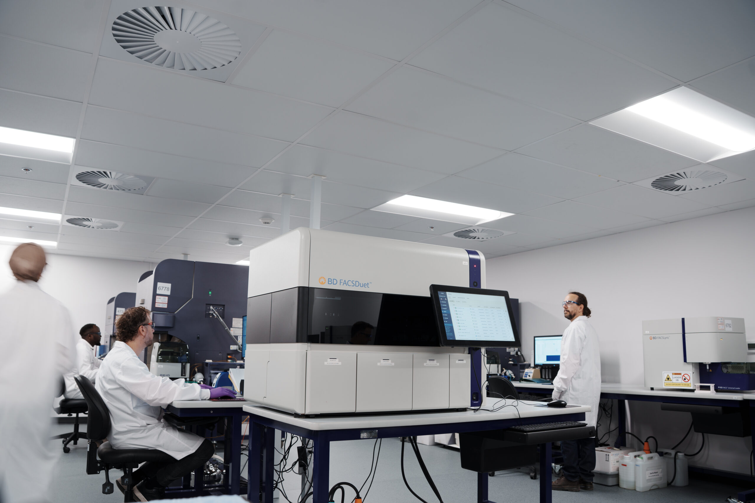 CellCarta scientist quantifying drug-target binding via receptor occupancy assays.